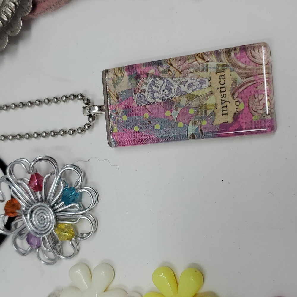 Kids Jewelry Mixed Lot Over 30 Pcs Mini Mouse M&M Bolo - Picture 10 of 17